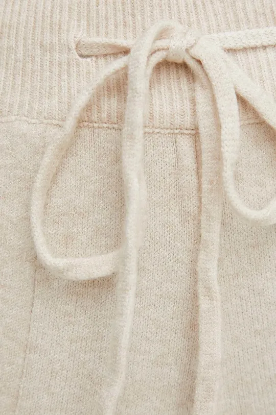 Ένα σετ πουλόβερ και παντελόνι Answear Lab
