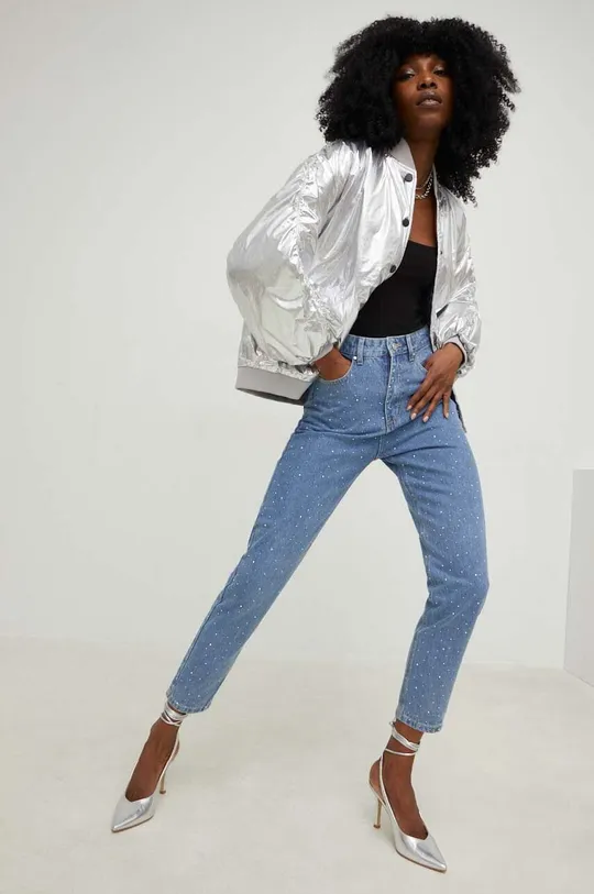 Answear Lab jeansy MOM FIT X kolekcja limitowana SISTERHOOD niebieski