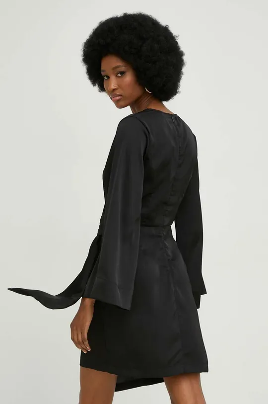 Šaty Answear Lab X limitovaná kolekce SISTERHOOD  100 % Polyester