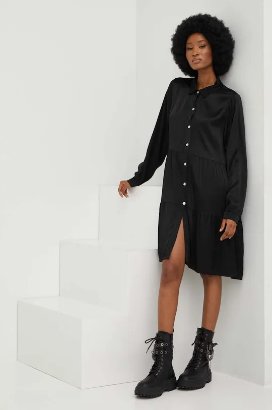 Φόρεμα με μετάξι Answear Lab μαύρο