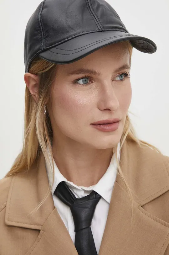 nero Answear Lab cappello con visiera in pelle Donna