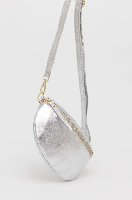 Usnjena opasna torbica Answear Lab srebrna