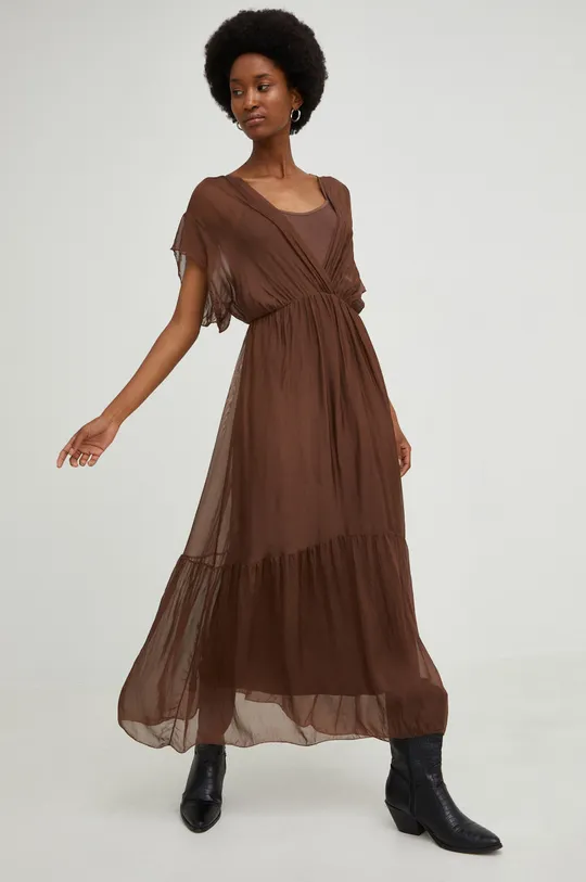brązowy Answear Lab sukienka z jedwabiem Damski