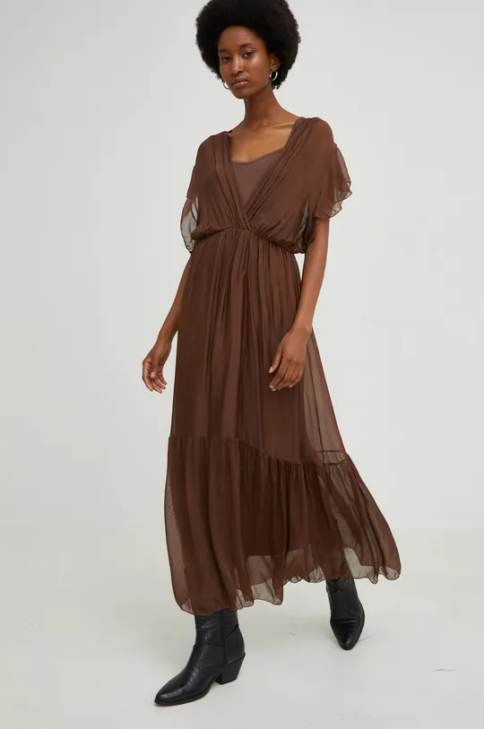 Answear Lab sukienka z jedwabiem brązowy
