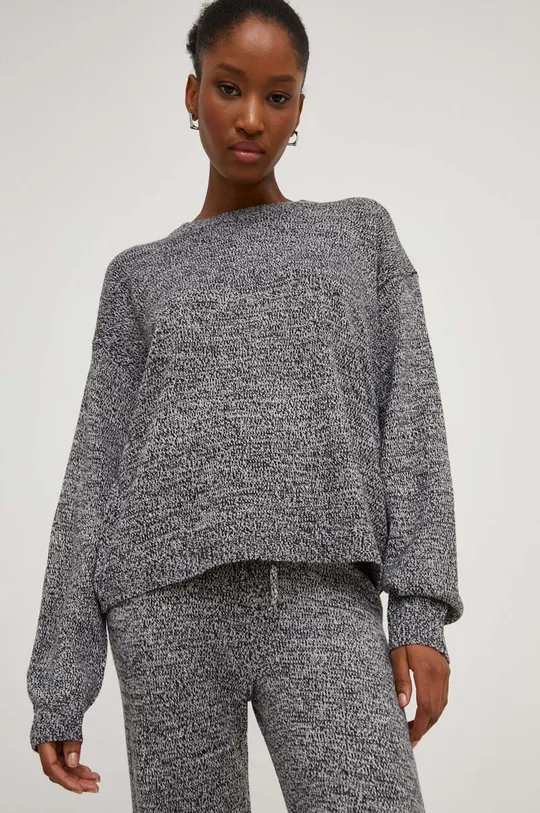 Ένα σετ πουλόβερ και παντελόνι Answear Lab γκρί
