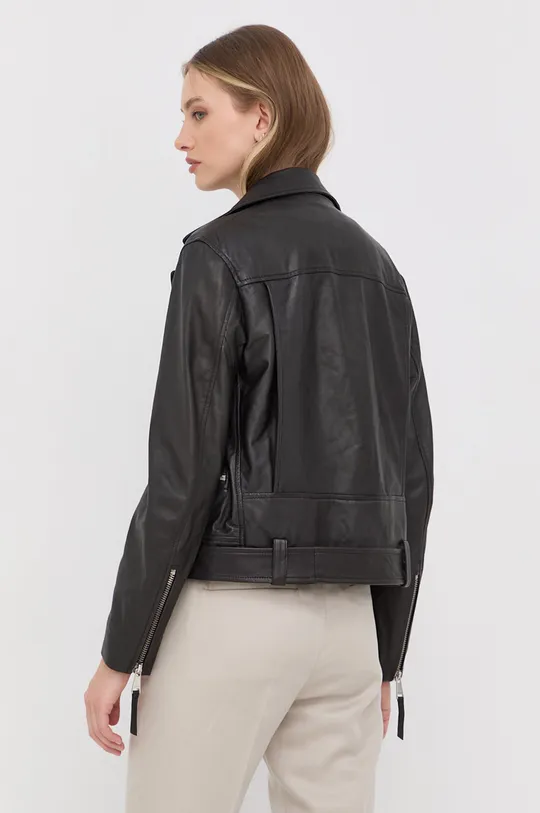 Δερμάτινο jacket Beatrice B  Κύριο υλικό: 100% Φυσικό δέρμα Φόδρα 1: 100% Βαμβάκι Φόδρα 2: 100% Πολυεστέρας