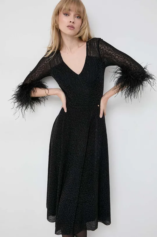 Платье Nissa Основной материал: 75% Полиамид, 25% Металлическое волокно Подкладка: 95% Полиэстер, 5% Эластан