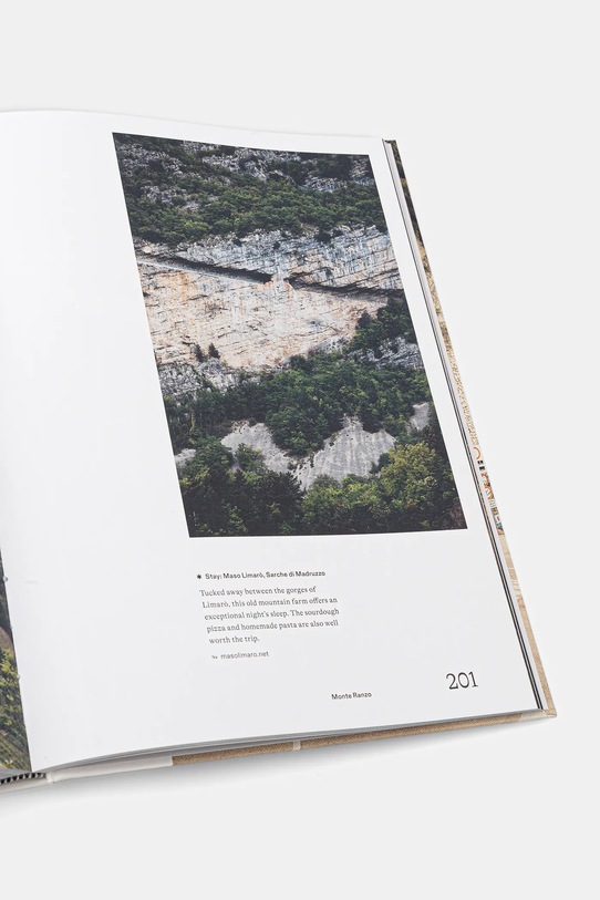 Lifestyle home & lifestyle książka fotograficzna Off to the Alps – Italy, English MON1002 multicolor