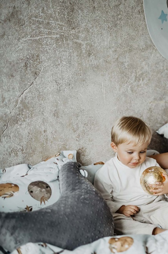 La Millou poduszka do karmienia Minky FLY ME TO THE MOON SKY PURE szary 142205.Poduszka.Kura.Ba