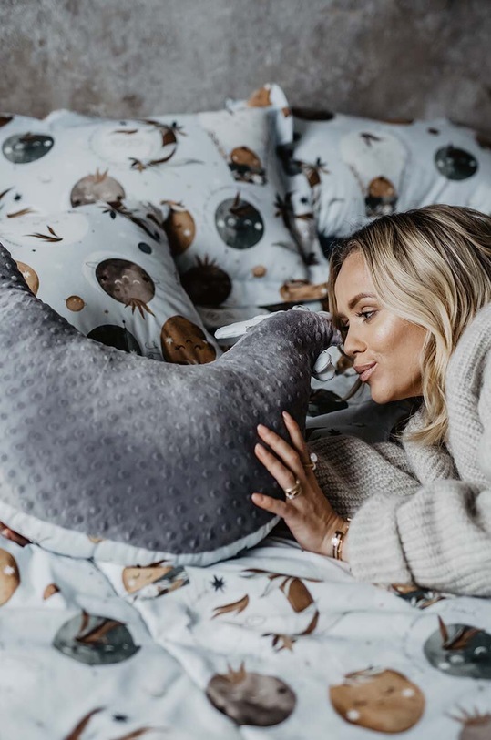 La Millou poduszka do karmienia Minky FLY ME TO THE MOON SKY PURE 142205.Poduszka.Kura.Ba