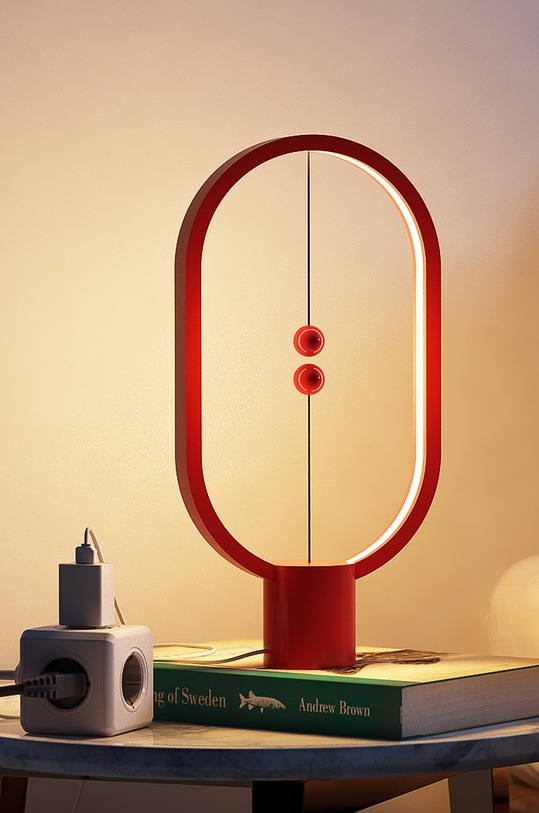 Obývacia izba a spálňa Allocacoc - Stolná lampa Heng Balance DH0075RD/HBLEUC červená