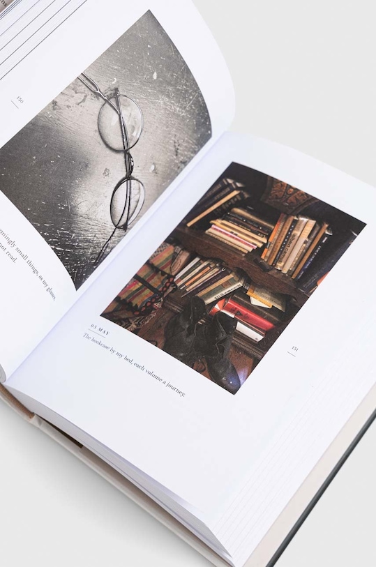 Bloomsbury Publishing PLC książka A Book of Days, Ms Patti Smith 9781526650986 multicolor AA00