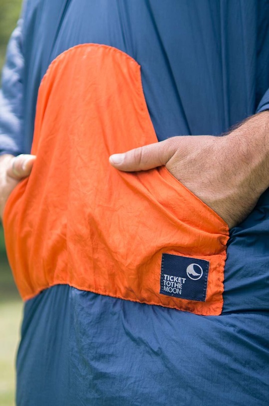 Ticket to The Moon śpiwór z funkcją poncho Moonblanket Compact TMBCOM.COMPACT granatowy