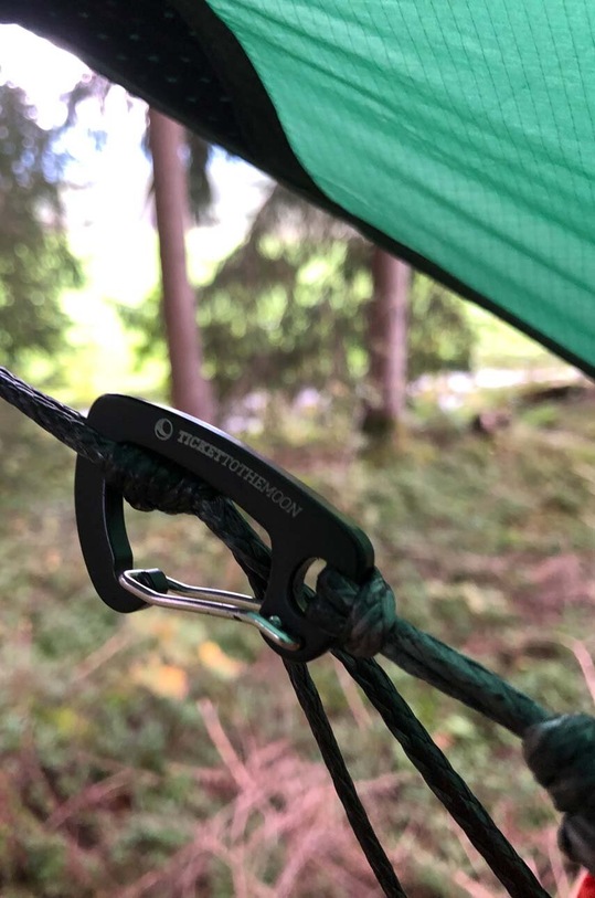 Montážní karabiny houpací sítě Ticket to The Moon 6kN 2-pack černá TMBINER06