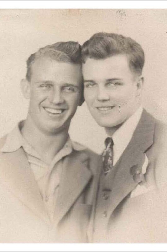 Lifestyle książka Loving : A Photographic History of Men in Love by Hugh Nini in English AC1152 multicolor