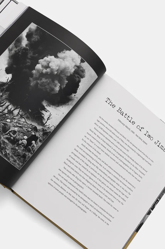 home & lifestyle könyv The 100 Photographs That Changed the World by Roberto Mottadelli, English 9788854410800 arany AA00