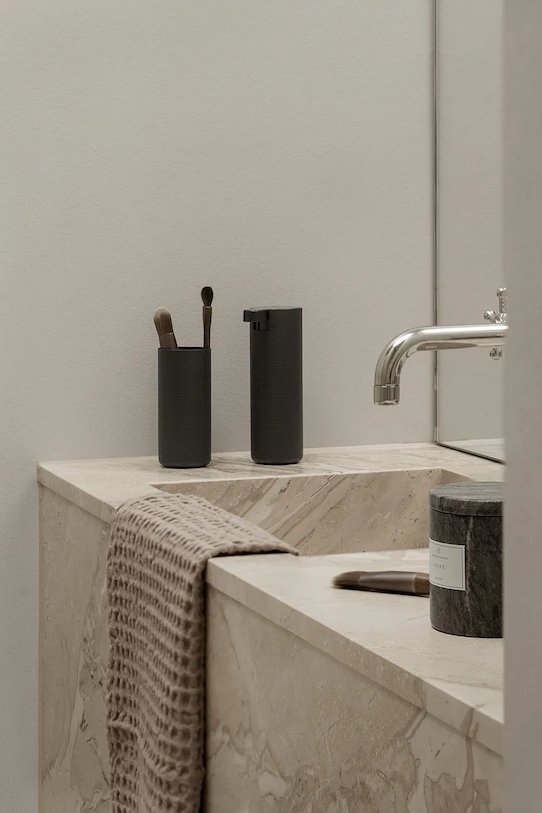 Blomus kubek łazienkowy ze stali nierdzewnej B67495 czarny AA00