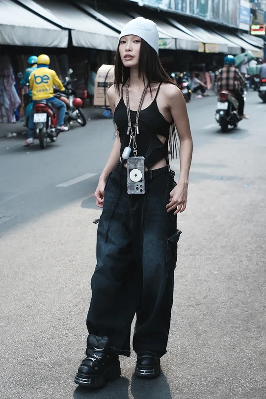 Skinarma uniwersalna smycz do telefonu 2w1 Dyno Ve USB-C/USB-C czerwony SK.DYVE.CBLCC.RED