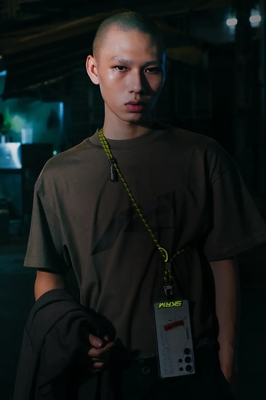 Skinarma uniwersalna smycz do telefonu 2w1 Dyno Ve USB-C/USB-C SK.DYVE.CBLCC.GLOW zielony