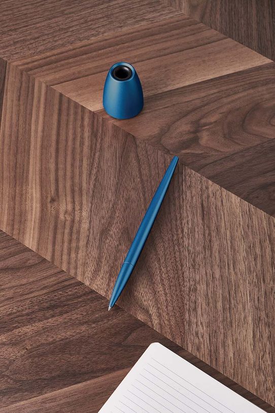 Pero se stojánkem Lexon Scribalu LS64B1