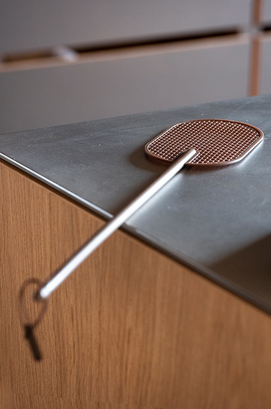 Lifestyle Zone Denmark plácačka na mouchy Fly Swatter 24382 hnědá