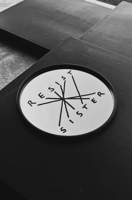 Seletti oglinda de perete Resist Sister negru 17061