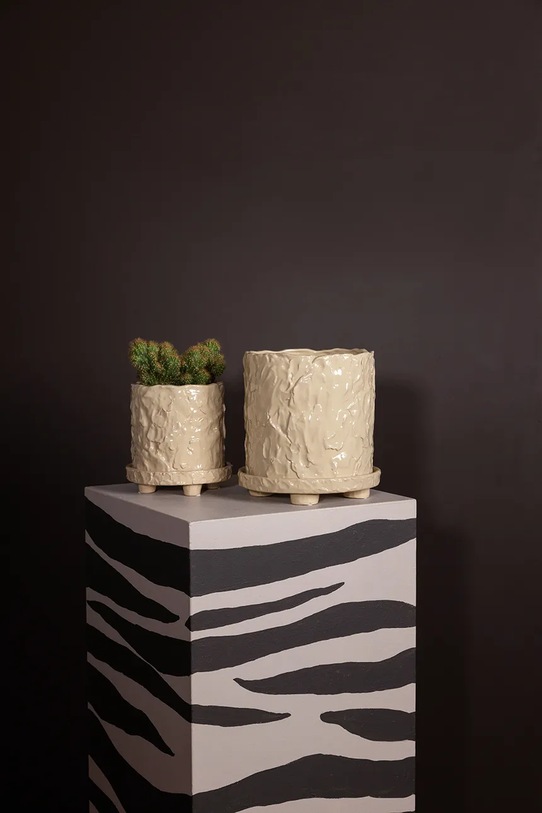 Salon i sypialnia Byon doniczka z podstawką Muddy 18 cm S, x Emma Widell 5295303313 beżowy