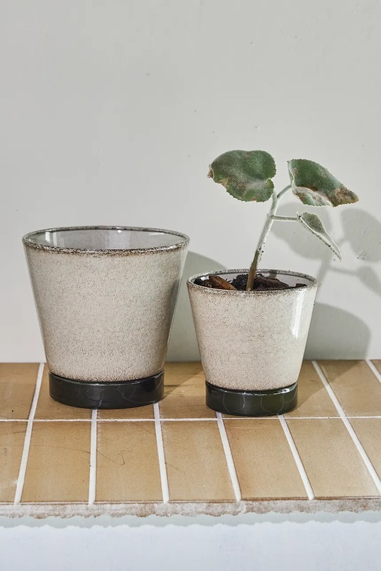 Salon i sypialnia House Doctor zestaw doniczek z podstawką z żelaza 900001308 beżowy