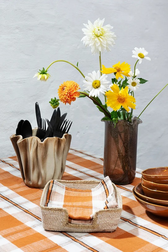 Obývacia izba a spálňa Madam Stoltz obal kvetináča dekoratívny z kameniny 14 x 12 cm HY25231.14 béžová