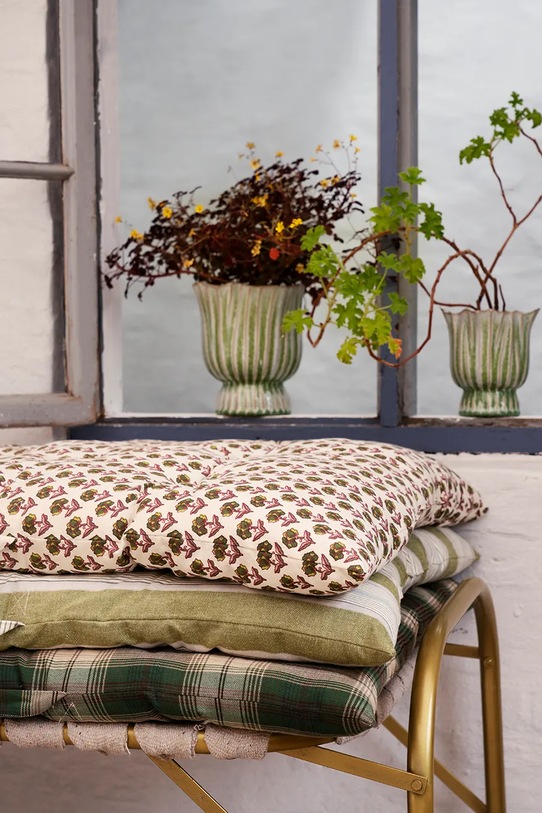 Salon i sypialnia Madam Stoltz osłonka na doniczkę dekoracyjna z kamionki 20 x 19 cm HY25401.20 multicolor