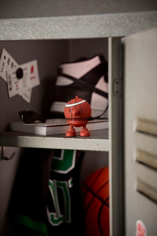 Salon i sypialnia Hoptimist figurka dekoracyjna Basketball Bumble 5,9 x 7,6 cm 35669 czerwony