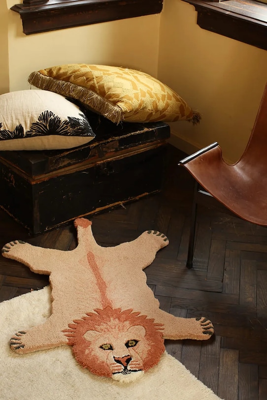 Doing Goods dywanik wełniany Pinky Lion Rug 1.45.10.042.030.3