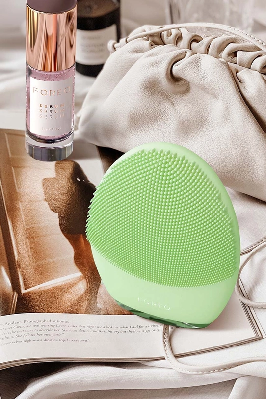 FOREO perie pentru curățarea și fermitatea pielii feței LUNA 4 Combination Skin F1276