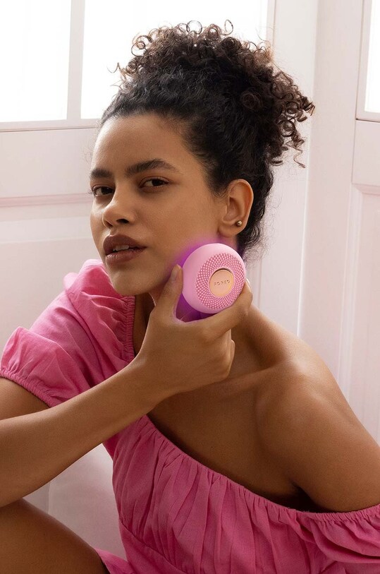 FOREO dispozitiv pentru aplicarea măștilor și terapie cu lumină UFO™ 3 mini F1559 roz AA00
