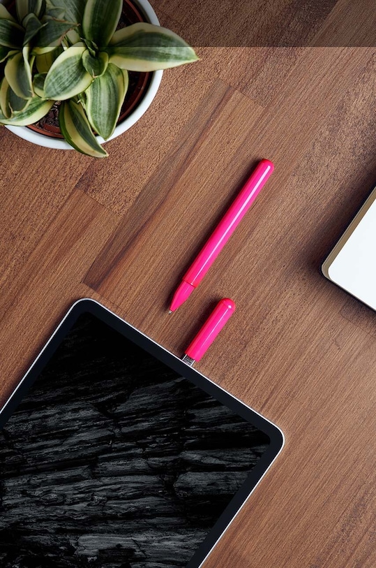 Pero s USB-C flash diskem Lexon C-Pen 32GB LS101PF