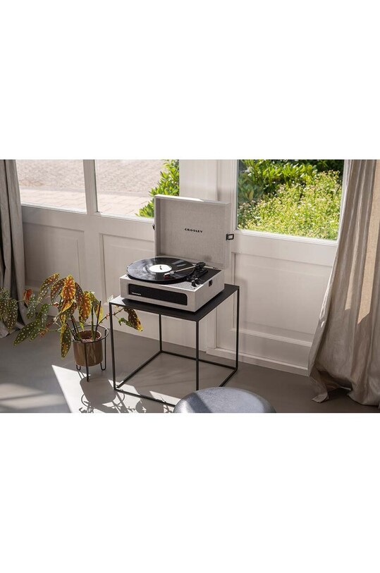 Проигрыватель-чемодан Crosley Voyager CR8017B.GY серый