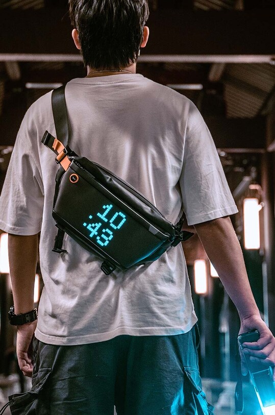 Ľadvinka s displejom pixel art Divoom Pixoo Sling Bag 6958444603612 čierna
