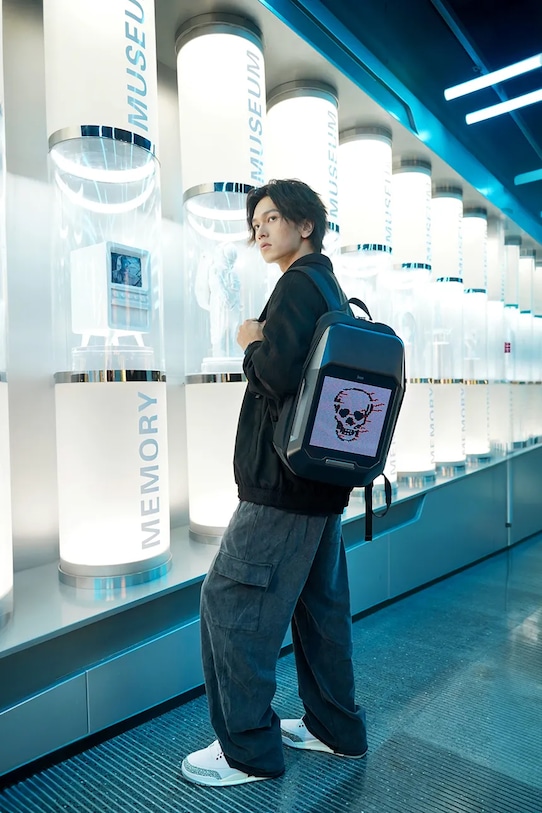 Batoh s displejom pixel art Divoom Cyberbag 90100058245 čierna AA00