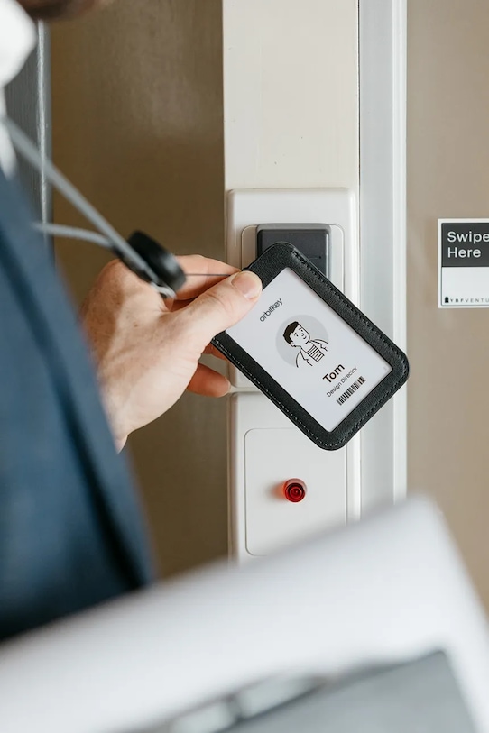 Puzdro na identifikačnú kartu so šnúrkou na krk Orbitkey Card Holder 56 cm čierna WCLA.BLK.202