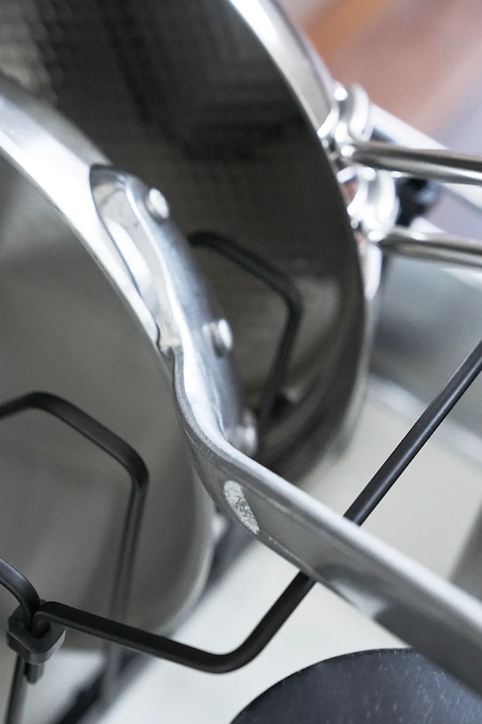 Yamazaki organizer na pokrywki i patelnie rozkładany Tower 45-82 x 20 x 17,5 cm 3841 czarny