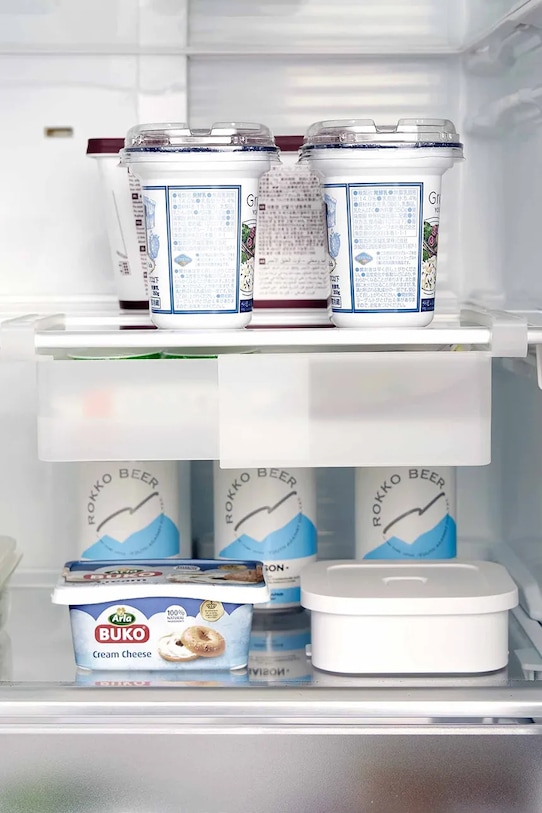 Plastový podnos pod poličku Yamazaki 18,3-26,7 x 17,6 x 7,6 cm 10213 biela