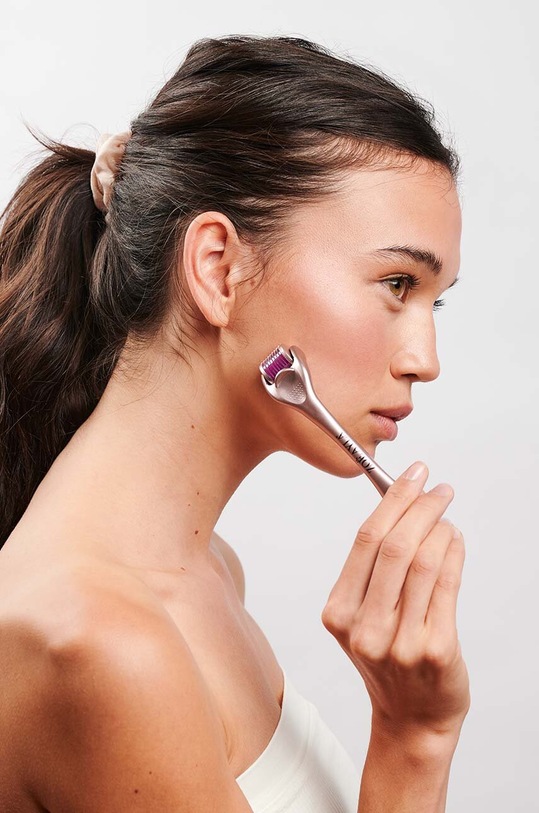 Dermaroller s mikroiglicama Zoë Ayla Micro-Needling Derma Roller roza MICRO.ROLL