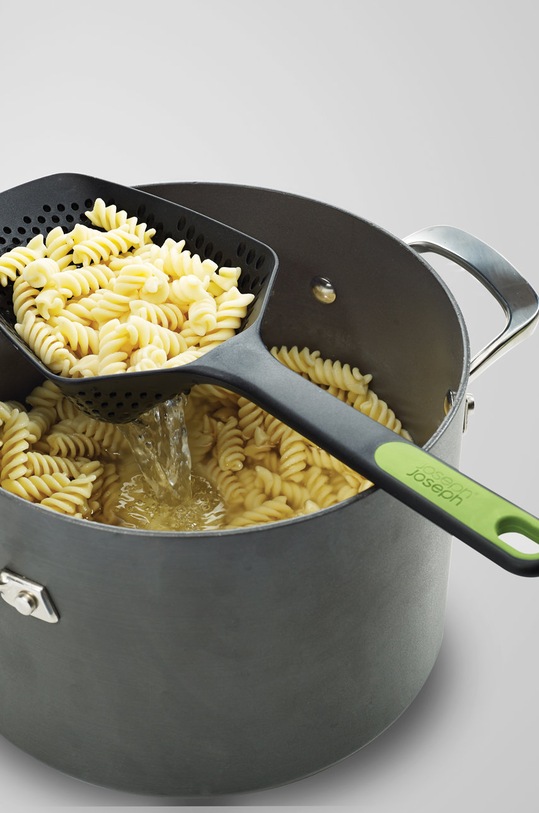 Joseph Joseph lingură crestată Scoop™ Plus negru 10160