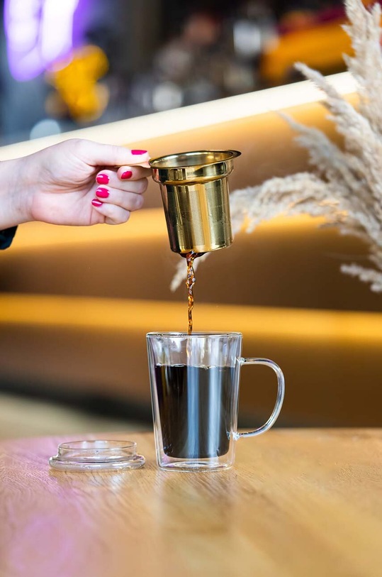 Vialli Design un pahar cu infuzor Amo 300 ml 29378