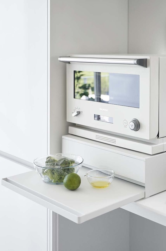 Výsuvná přihrádka se zásuvkou Yamazaki 2007.