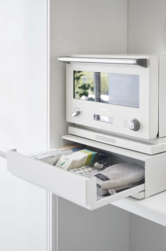 Výsuvná přihrádka se zásuvkou Yamazaki 2007.