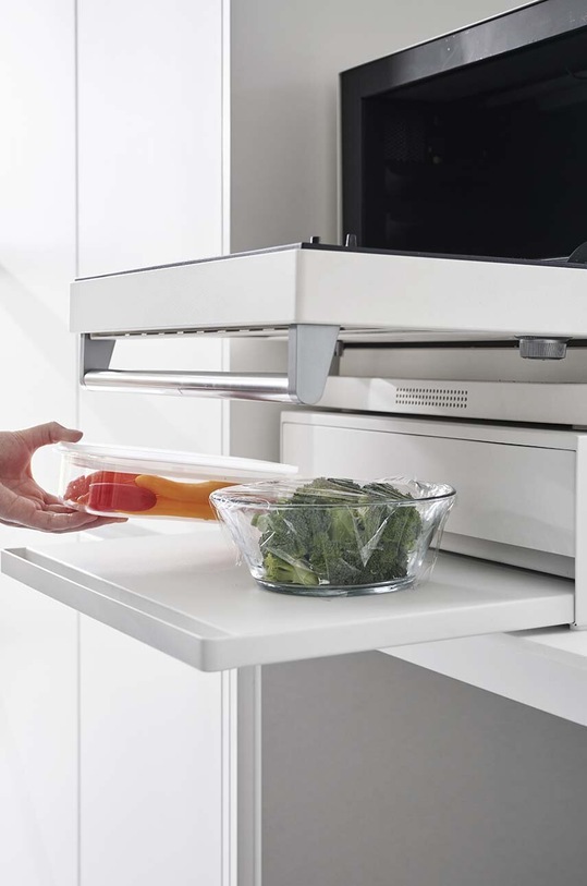 Výsuvná přihrádka se zásuvkou Yamazaki 2007.