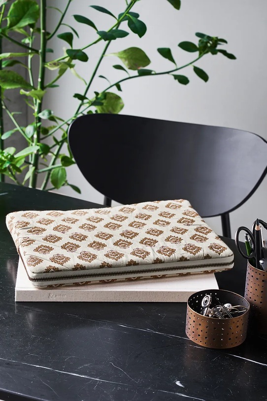 House Doctor pokrowiec na laptopa 32 x 23 cm 203670821 beżowy AA00