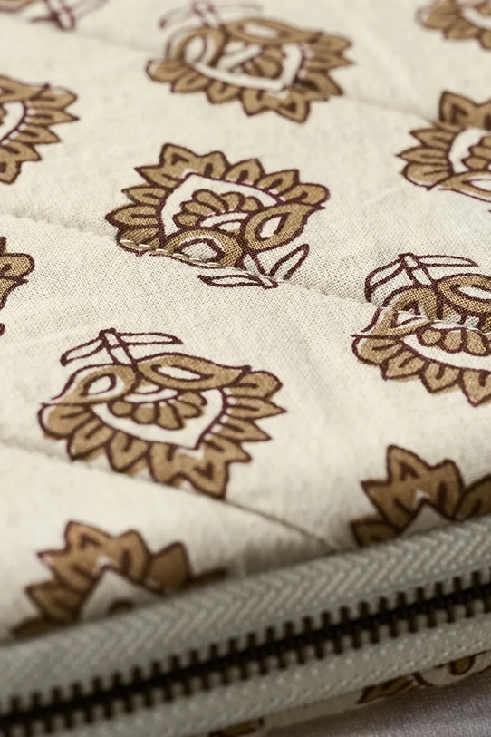 Lifestyle House Doctor pokrowiec na laptopa 32 x 23 cm 203670821 beżowy