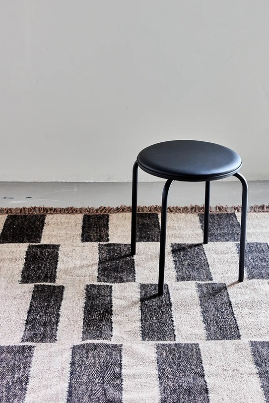 Salon i sypialnia House Doctor stołek HDPova 45 cm 900001511 czarny